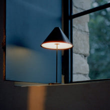 Ladda upp bild till gallerivisning, Brolly Portable bordslampa