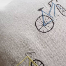 Ladda upp bild till gallerivisning, Kuddfodral cyklister