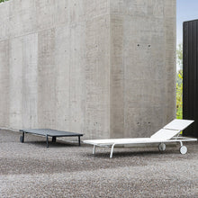 Ladda upp bild till gallerivisning, AUGUST Solstol