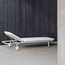 Ladda upp bild till gallerivisning, AUGUST Solstol