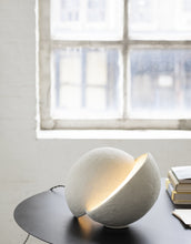 Ladda upp bild till gallerivisning, Earth rund bordslampa