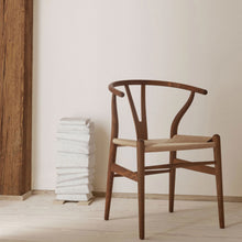 Ladda upp bild till gallerivisning, CH24 Y-stolen - Valnöt/naturflätat papperssnöre