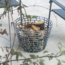 Ladda upp bild till gallerivisning, Code i zink utomhus