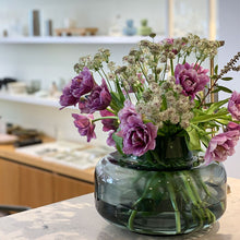 Ladda upp bild till gallerivisning, Munblåst vas i grått från Marimekko