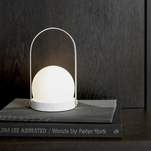 Ladda upp bild till gallerivisning, Menu portabel lampa Carrie i vitt