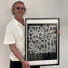 Ladda upp bild till gallerivisning, Michael Asplund håller i konstverket Stohead &quot;Swing&quot;
