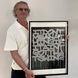 Michael Asplund håller i konstverket Stohead "Swing"