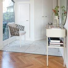 Ladda upp bild till gallerivisning, White
