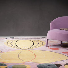 Ladda upp bild till gallerivisning, Hilma af Klint matta med rosa fåtölj
